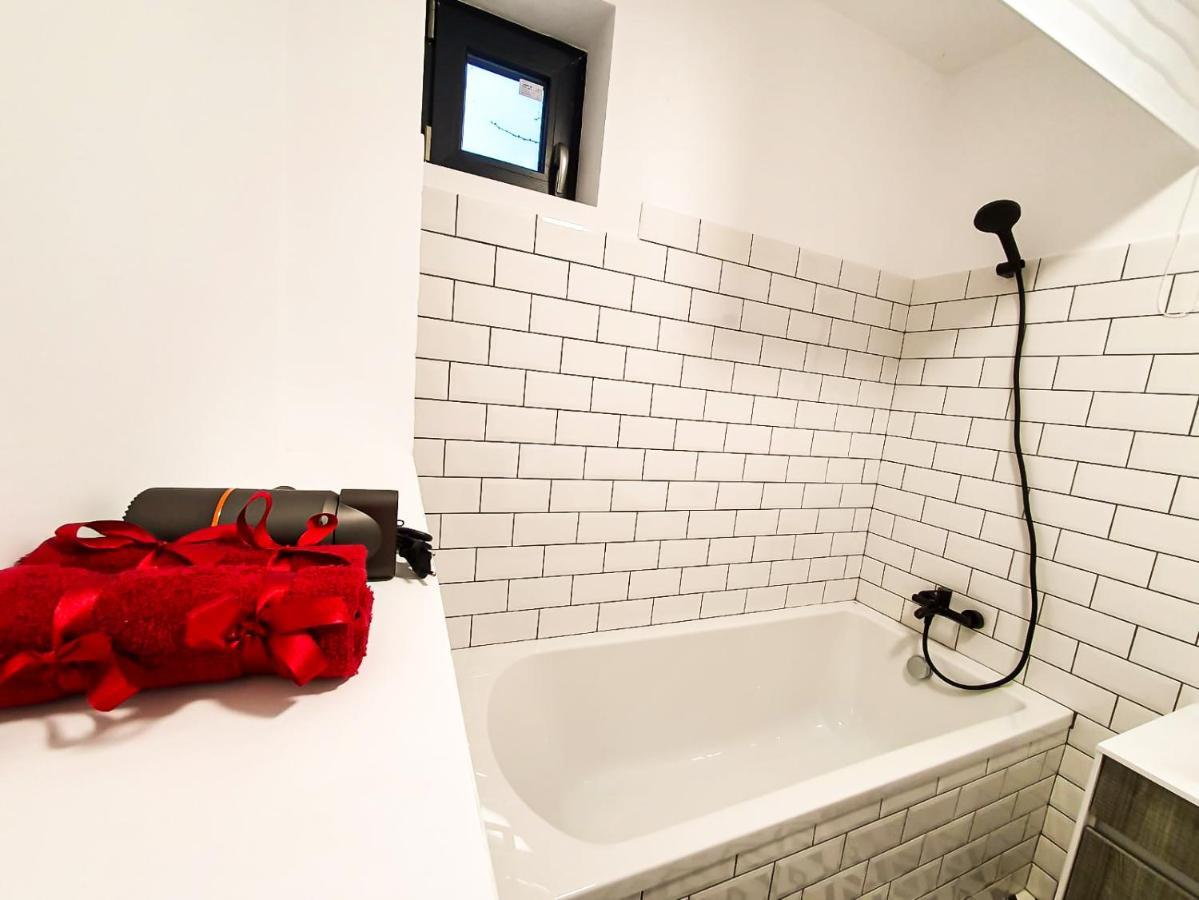 Apartmán Urban Retreat: Industrial Chic 1Br Ap - Heart Of Bukurešť Exteriér fotografie